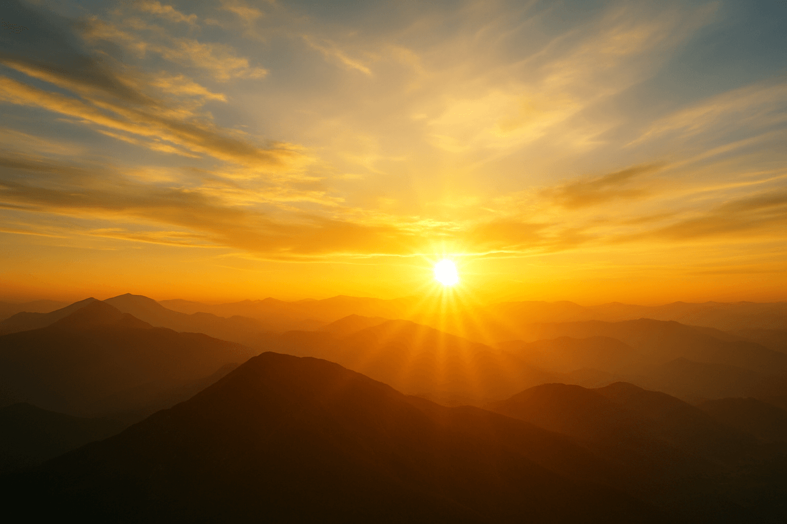 Amanecer sobre las montañas que representan el despertar espiritual